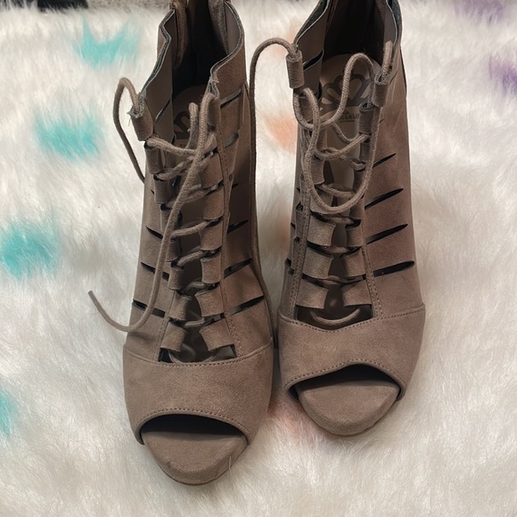 Fergalicious Woman’s Brown Suede Stiletto Heels Size 7M - Picture 2 of 8